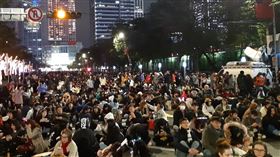 卡位等煙火！信義遠百人潮滿　春水堂民怨：排隊要20分鐘
記者 唐家興攝影