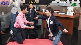 主持人菜浿梨子挑戰「膝蓋走路」。
王世堅痛批韓國瑜應先辭掉高雄市長再參選總統。