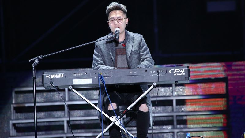 蕭秉治「射」翻全場！他當場脫衣炸肌