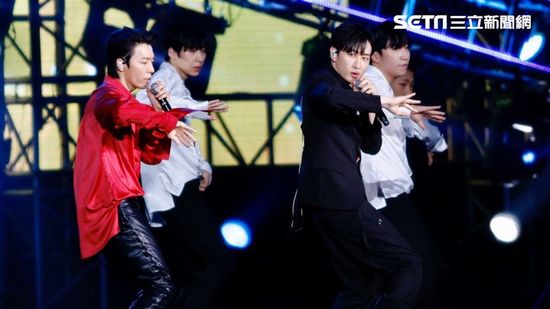 SJ狂喊台下老婆！銀赫露背裝超性感