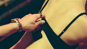 《傳教士》MV尺度令人訝異。（圖／翻攝自ØZI IG）