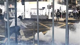 香港,反送中,催淚彈,跨年,倒數,喊口號,蠟燭,獻花,訊號,防護,急救,不適　圖／翻攝自立場新聞臉書