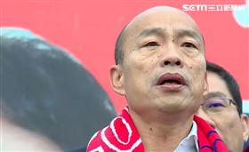 ▲韓國瑜和黃昭順同台升旗，「我們用吃奶的力量喊，中華民國萬歲」。