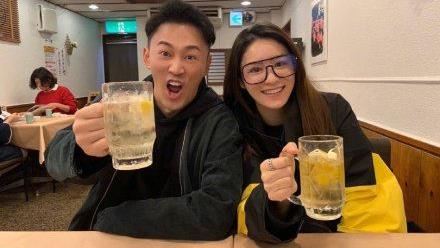 81億太子爺結婚了！甜牽嫩妻曬婚戒