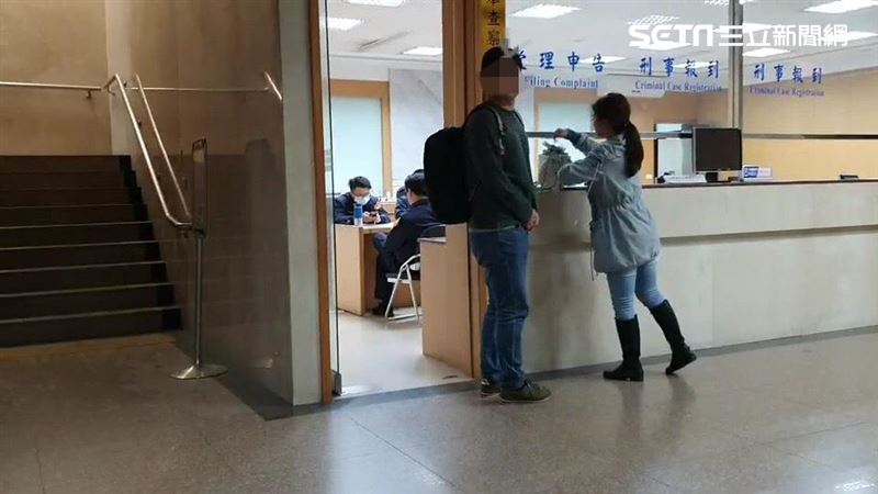 韓國狼伸手機偷拍　香港大媽一把抓住