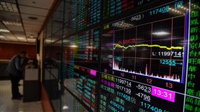 台股封關（2）台北股市31日開低走低，收盤跌56.23點，為11997.14點，失守12000點大關，成交金額新台幣1174.08億元。中央社記者林俊耀攝  108年12月31日