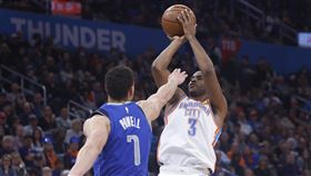 ▲保羅（Chris Paul）第四節攻下13分，雷霆逆轉獨行俠。（圖／美聯社／達志影像）