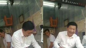 據說世界上會有一個人與自己長得很相似，而近日有民眾在街上的一家煎包店驚見中國領導人「習近平」，停下來仔細一看，才發現原來只是激似習近平的工作人員，這撞臉讓不少人嚇出一身冷汗，直呼「真正的習包子」。（圖／翻攝自將軍澳主場臉書）