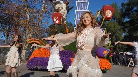 台裔選美小姐參與玫瑰花車遊行