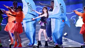 王心凌 繽紛外套一秒變火辣短裙 high翻台中跨年
環球EMI 提供