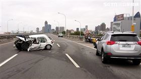 路中驚見輪胎在跑　飛砸後車釀追撞
