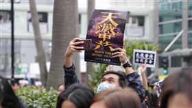 香港民陣發起元旦遊行重申五大訴求（2）香港民陣今天發起的遊行，主題重申「反送中」運動目標：五大訴求，缺一不可。有部分參與遊行的人士手舉紙牌，表達訴求。中央社記者張謙香港攝  109年1月1日