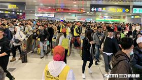 台北跨年 101世貿站散場人潮  記者唐家興攝影