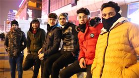 伊拉克難民安卡拉跨年  盼阿拉伯國家人民勝利一群顛沛流離而寄居土耳其的伊拉克青年昨晚跟數以千計安卡拉巿民一起在巿中心柯澤賴廣場跨年。他們表示，「伊拉克人民和所有阿拉伯國家人民勝利」，是唯一的新年願望。中央社記者何宏儒安卡拉攝  109年1月1日