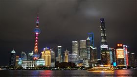 跨年夜　上海外灘祝福新年快樂以東方明珠塔為地標的陸家嘴建築群，今天也應景在玻璃帷幕打上新年快樂、Happy new year等字樣。中央社記者翟思嘉上海攝　108年12月31日