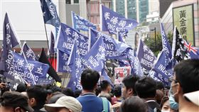 港民陣舉行元旦遊行 有人高舉獨立旗幟（1）香港泛民主派團體民陣今天舉行元旦遊行，重申「反送中」運動目標：五大訴求，缺一不可；遊行期間，有人高舉「香港獨立」或「光復香港，時代革命」旗幟。中央社記者張謙香港攝 109年1月1日