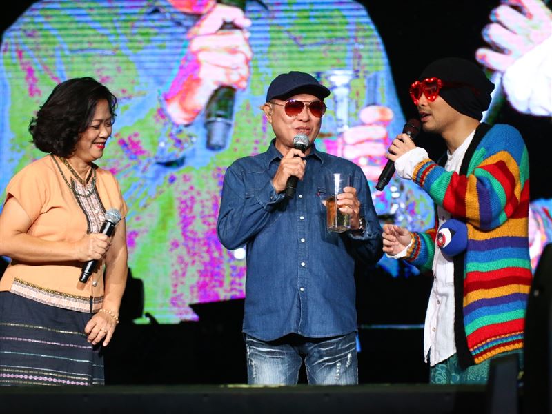 黃明志（右）父親（中）鬆口他現況。（圖／亞洲通文創提供）