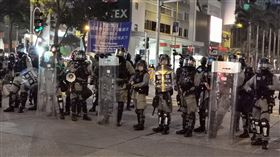 民陣：警方終止元旦遊行和集會 要求立即解散香港民陣發起的元旦遊行，原已獲不反對通知書，不料港警於下午5時許，突然終止集會遊行。圖為港警在灣仔軒尼詩道和史釗域道口，指遊行違法，要求現場示威者以及媒體記者離去。中央社記者張謙香港攝　109年1月1日