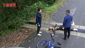 趙天宇下車查看時，江宏傑竟從一旁出現。