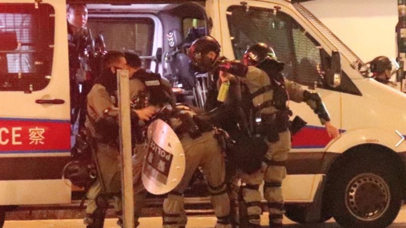 胡椒噴霧爆裂！港警射到自己彎身急撤