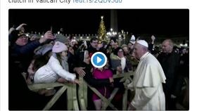 天主教教宗方濟各今晚在梵蒂岡聖伯多祿廣場被一名女子強拉右手臂（推特截圖）