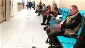  不少人在搭機旅行的時候都遇過令人不快的經驗，日前有名網友在社群媒體分享一個令人作嘔的搭機插曲，一名男子坐在機場的椅子上，接著不疾不徐地掏出「老二」，更誇張的是下一秒居然就地「撇條」，讓原PO當場看傻眼；影片一出，大批網友憤怒地痛批「誰快來把這噁男抓走！」（圖／翻攝自IG）