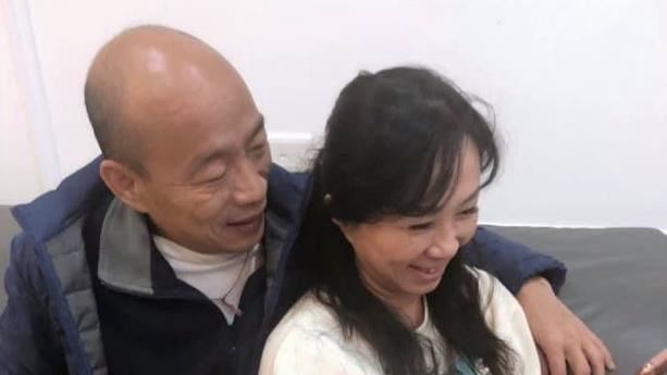韓國瑜摟妻在看啥？他看笑容推測..