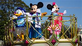 東京迪士尼迎鼠年 米奇米妮穿和服登場迪士尼卡通主角米奇與米妮是鼠年最具代表性的卡通人物，東京迪士尼元旦推出賀年遊行活動，米奇、米妮與好友們穿著和服在花車上向遊客賀年。中央社記者楊明珠千葉攝 109年1月1日