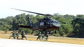 UH-60M黑鷹直升機正式加入國軍戰鬥序列，共同肩負起保家衛國的光榮使命。。（記者邱榮吉/台中拍攝）