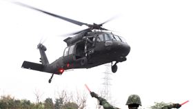陸軍特戰四營從UH-60M黑鷹直升機進行機降、繩降，協力特戰官兵發起攻堅戰鬥。（記者邱榮吉/彰化拍攝）
