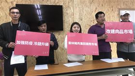 張嘉郡提豬隻防疫三箭　盼提升產業競爭力雲林縣第1選區立委候選人張嘉郡（中）表示，雲林是全台養豬大縣，因此提出「加強防疫」、「冷鏈升級」、「市場改建」的防疫三箭，盼提升產業競爭力。　中央社記者姜宜菁攝　109月1月1日