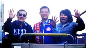 馬英九嘉義市輔選傅大偉（1）前總統馬英九（左）與嘉義市長黃敏惠（右）1日陪同嘉義市國民黨立委候選人傅大偉（中）車隊掃街拜票。中央社記者蔡智明攝　109年1月1日