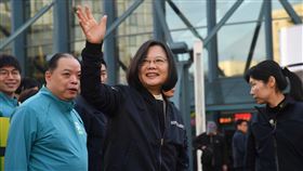 蔡總統北市街頭揮手拜票選戰倒數，總統蔡英文連任辦公室與民進黨全國立委候選人2日早上同步展開「台灣要贏，全台站出來」站路口拜票活動，蔡總統（前左2）一早在台北小巨蛋前廣場替黨籍立委候選人站台，離去前揮手致意。中央社記者王飛華攝  109年1月2日