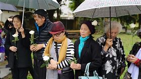 宣教士孫理蓮奉獻台灣　芥菜種會紀念冥誕（1）基督教芥菜種會花蓮習藝所1日為美國籍已故創辦人孫理蓮宣教士舉行120歲冥誕紀念感恩禮拜，受助者帶著白色玫瑰花感念孫理蓮的奉獻。（芥菜種會提供）中央社記者張祈傳真　109年1月1日