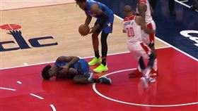 Jonathan Isaac不慎受傷倒地。（圖／翻攝自YouTube）