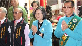 蔡總統：國會過半是改革成功關鍵總統蔡英文（右2）1日到苗栗縣苑裡鎮、卓蘭鎮的宮廟參香，並為民進黨苗栗縣立委候選人羅貴星（右1）等人加油打氣，蔡總統表示，不僅總統要過關連任，民進黨立委席次也一定要過半，否則，很難做重大改革，「國會過半是改革成功的關鍵」。中央社記者管瑞平攝　109年1月1日