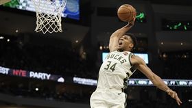 ▲『字母哥』安戴托昆波（Giannis Antetokounmpo）32分17籃板，公鹿險勝灰狼。（圖／美聯社／達志影像）