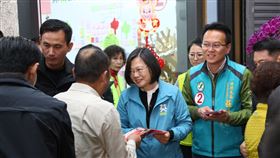 蔡總統與莊競程發紅包袋　民眾排隊領取總統蔡英文（前右2）1日為民進黨台中市立委候選人莊競程（前右）助選，兩人一起發放聯名紅包袋，吸引滿場民眾排隊領取。中央社記者蘇木春攝　109年1月1日