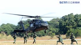 UH-60M黑鷹直升機正式加入國軍戰鬥序列，共同肩負起保家衛國的光榮使命。。（記者邱榮吉/台中拍攝）