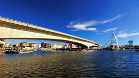 台61線,布袋・彩霞映照布袋南航道  愛上落日好風光,公路總局提供