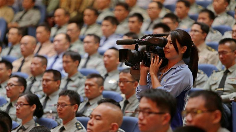 黑鷹迫降／女記者受困！勇發求救訊號