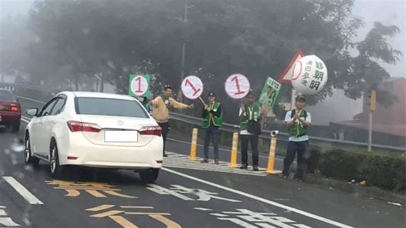 玩命？他站這拜票　網：不怕被撞嗎！