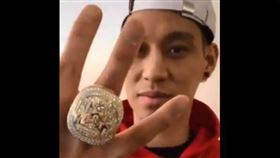 林書豪秀冠軍戒。（圖／翻攝自推特）