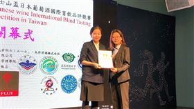 葡萄酒國際盲飲品評  龍華科大越南生滿分奪冠來自越南的龍華科技大學碩士生阮玉昕（左），在台灣富士山盃日本葡萄酒國際盲飲品評競賽中，以滿分優異成績榮獲大專國際組第一名。（龍華科大提供）中央社記者許秩維傳真  109年1月2日
