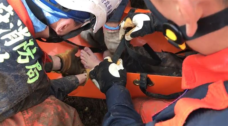 黑鷹失事／救出陳映竹急「捏腳」確認