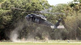 108年「國防知性之旅—龍翔營區開放」UH-60黑鷹直升機實施特戰弟兄空中突擊及火災空中支援。（記者邱榮吉/新社拍攝）