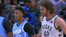 Lopez追上前要找Culver理論。（圖／翻攝自YouTube）