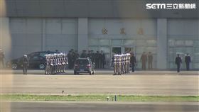 黑鷹失事／罹難者大體送松山基地　憲兵列隊敬禮