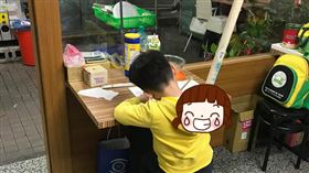 不寫功課不聽話？虎媽一招「制服屁孩」網全驚呆：這招厲害（圖／翻攝自爆廢公社二館）