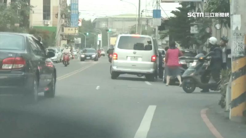 維多利亞白牌車載童！議員怒：別放水